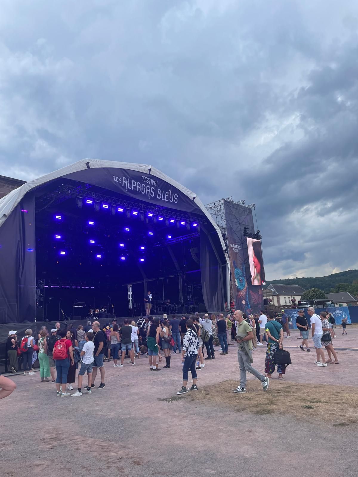 Scène et public du festival Les Alpagas Bleus à Saverne, événement sécurisé par A.R. Sécurité