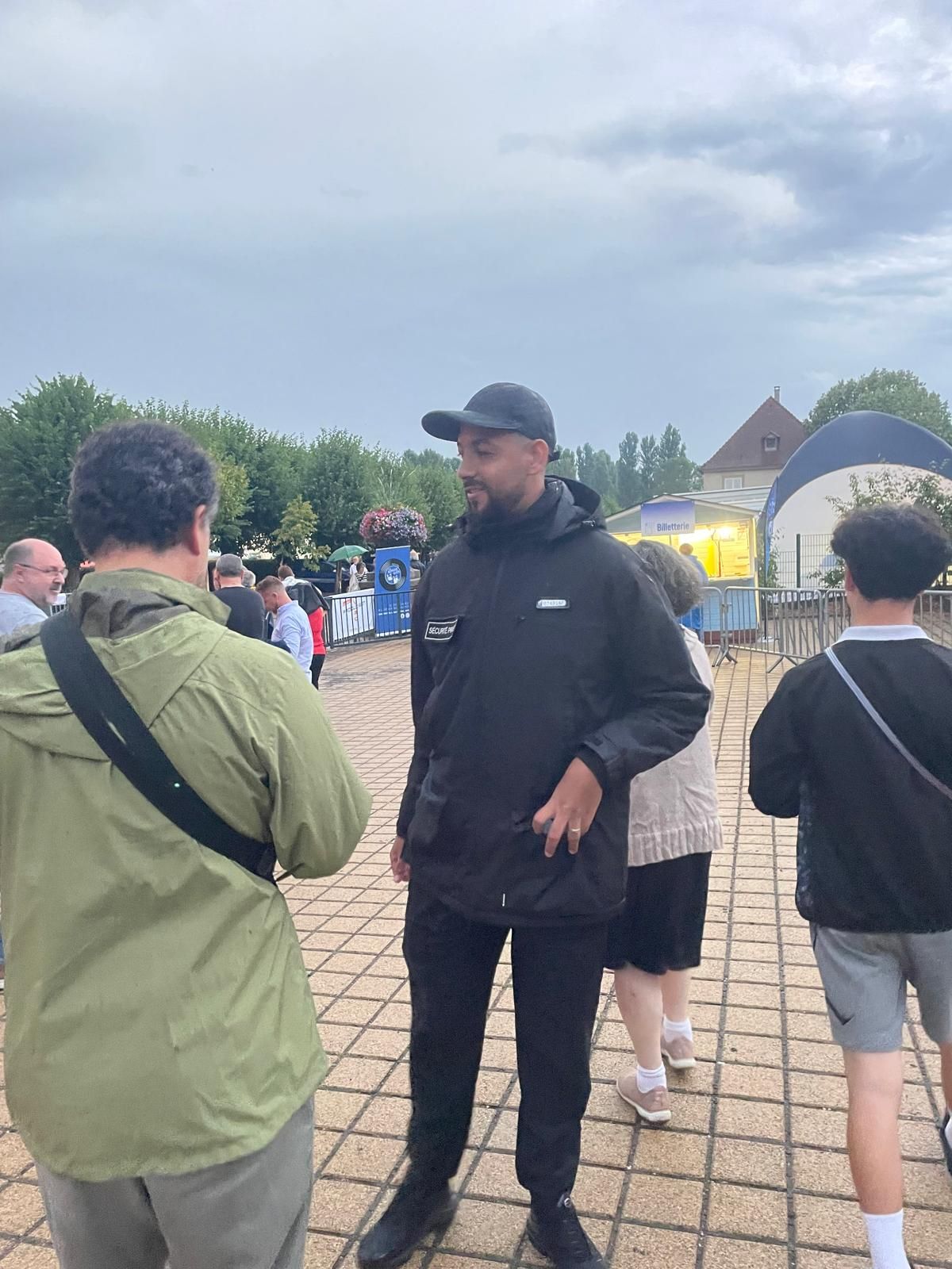 Agent A.R. Sécurité échangeant avec un visiteur du festival Les Alpagas Bleus
